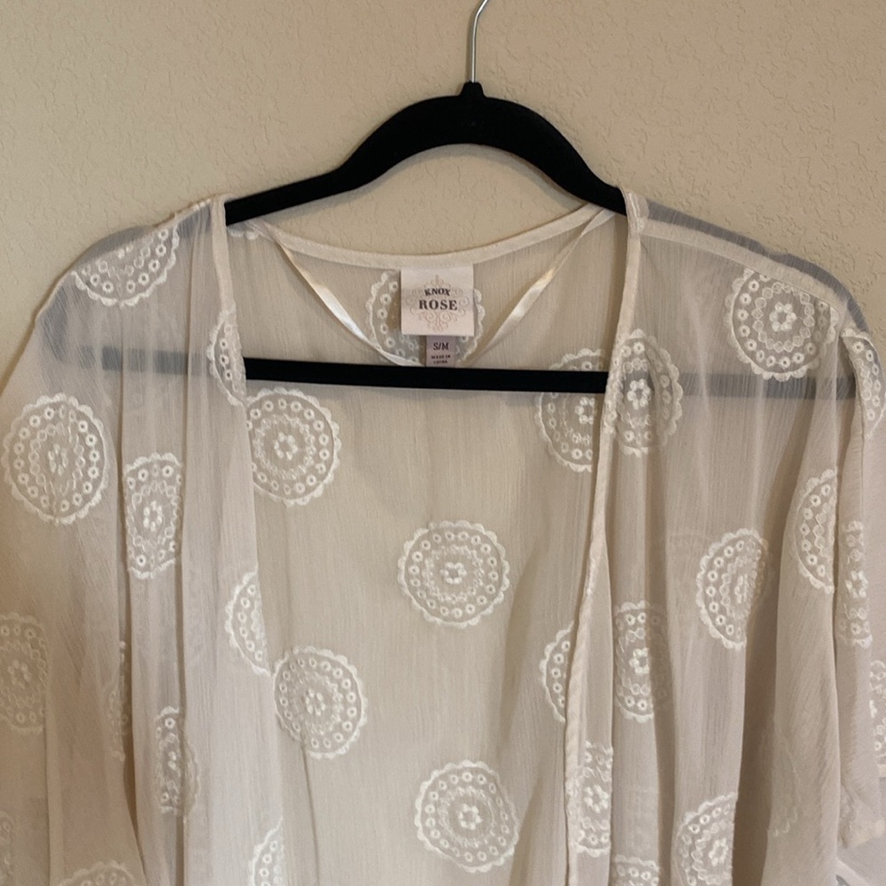 Knox Rose sheer cream kimono. Size S/M. Cute flower pattern. Off-white. - Picture 15 of 16